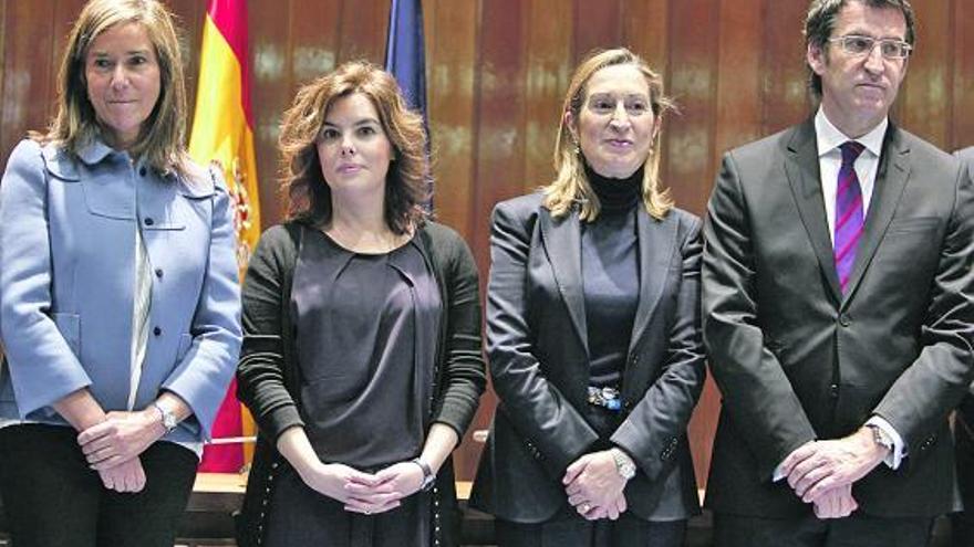 Ana Mato; la vicepresidenta, Sáenz de Santamaría; la ministra de Fomento, Ana Pastor, y el presidente gallego, Feijóo.