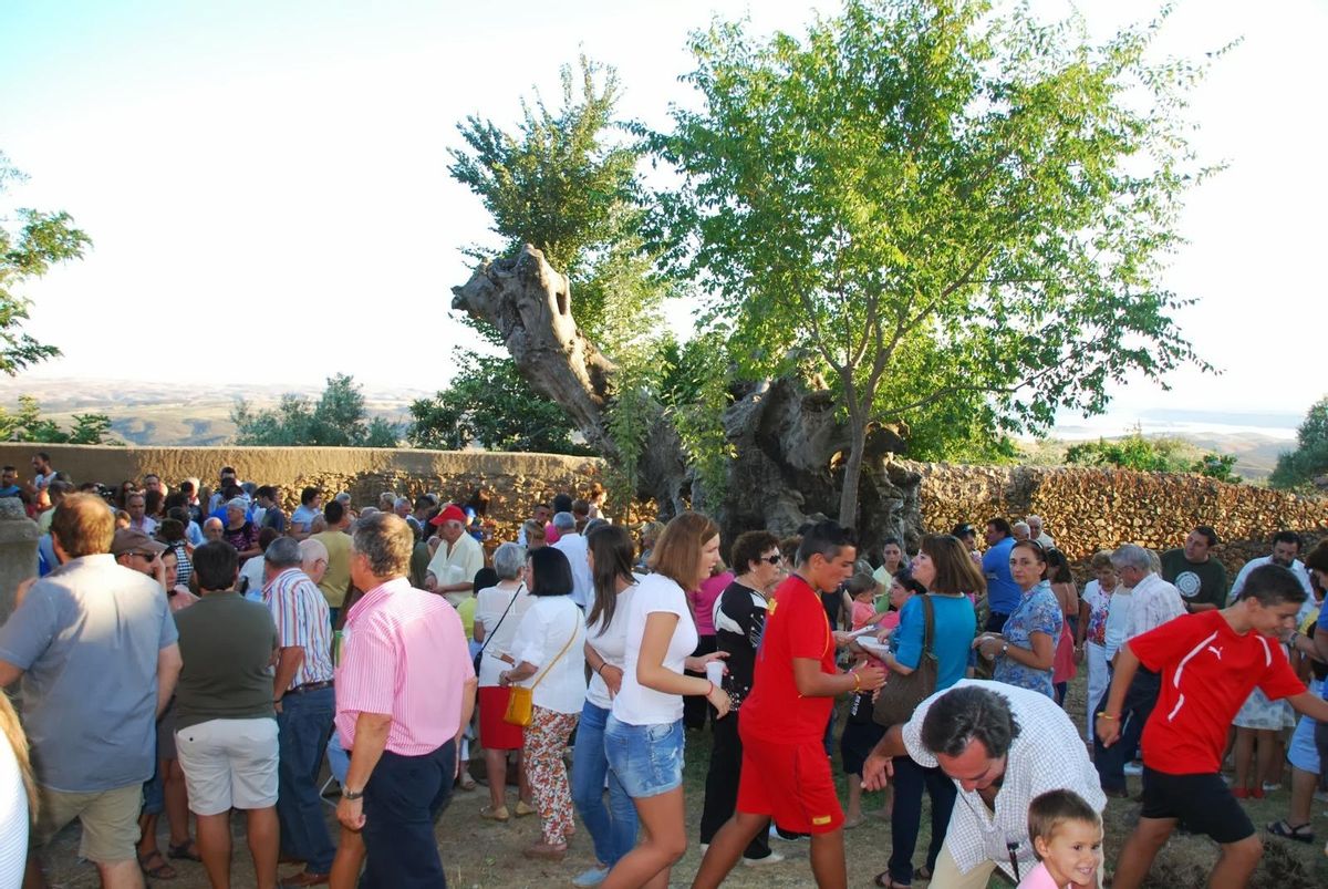El olmo, rodeado de gente, en la «fiesta de la sandía» de 2019