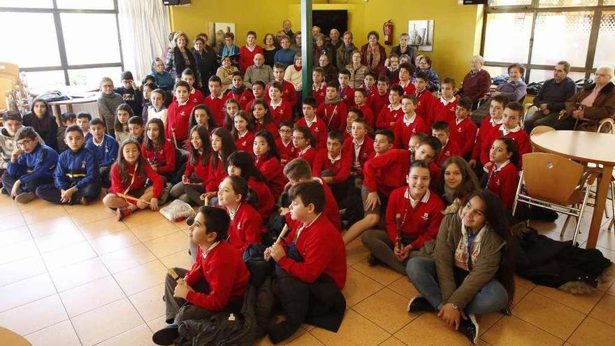 Alumnos de los colegios Salesianos y Principado, junto a los usuarios del centro de día de Jardín de Cantos, tras un ensayo de la actuación que ofrecerán el viernes y en la que los mayores cantarán y los jóvenes tocarán la flauta.