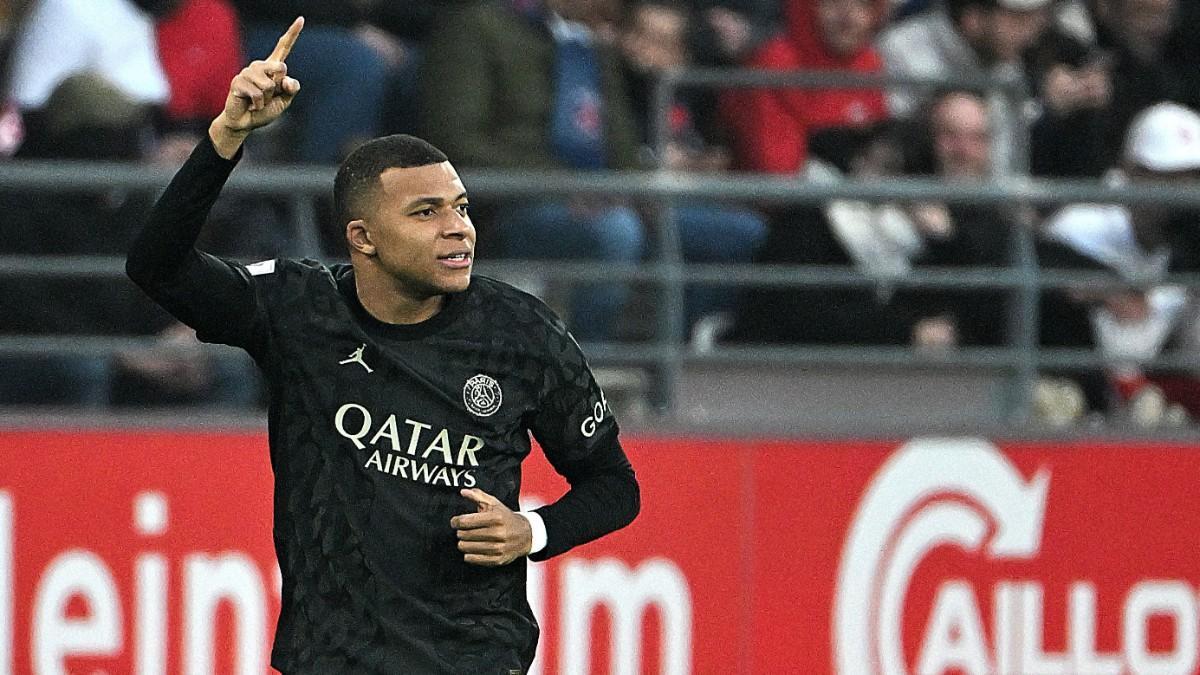 Mbappé celebrando su hat-trick ante el Reims