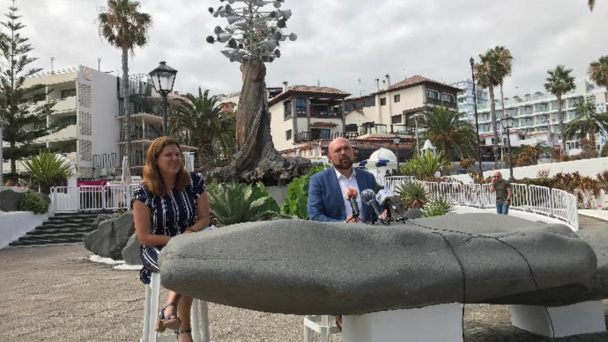 El alcalde portuense, Marco González (PSOE), y la edil Julia Isabel Navas en la rueda de prensa de ayer, en el Lago.