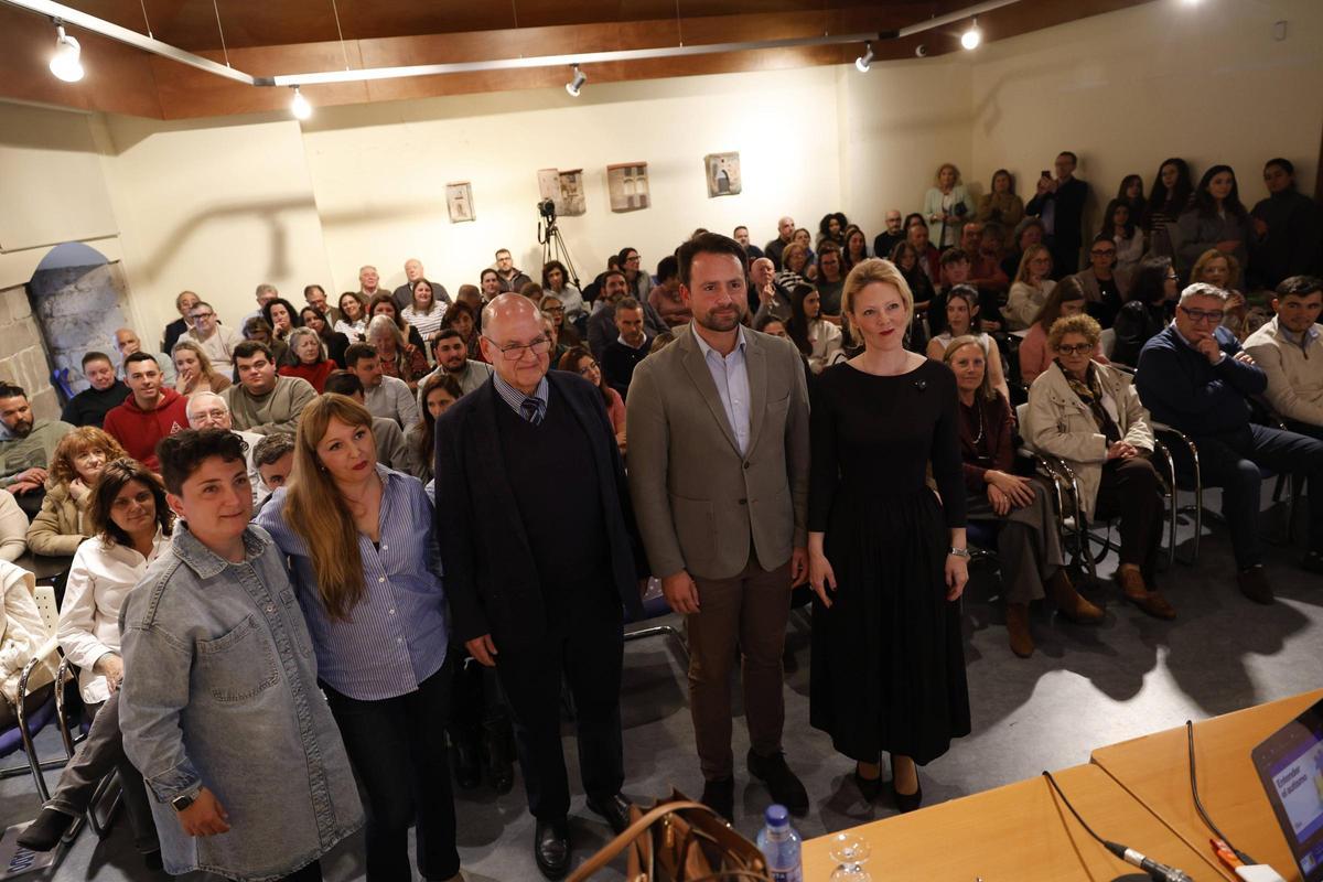 Por la izquierda, Marta Vázquez, Raquel García, Manuel Bousoño, Álvaro Queipo y Estefania Rodríguez