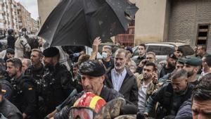 La ràbia i la tensió esclaten contra els Reis, Sánchez i Mazón