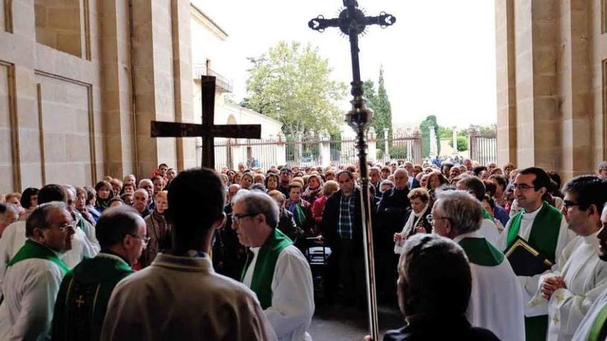 Cientos de fieles de Tierra del Pan ganan el Jubileo de la Misericordia en la Catedral