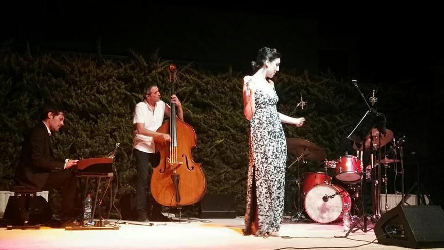 Un momento del concierto de Paula Marengo durante el ciclo de ´A la luna de Barranda´.