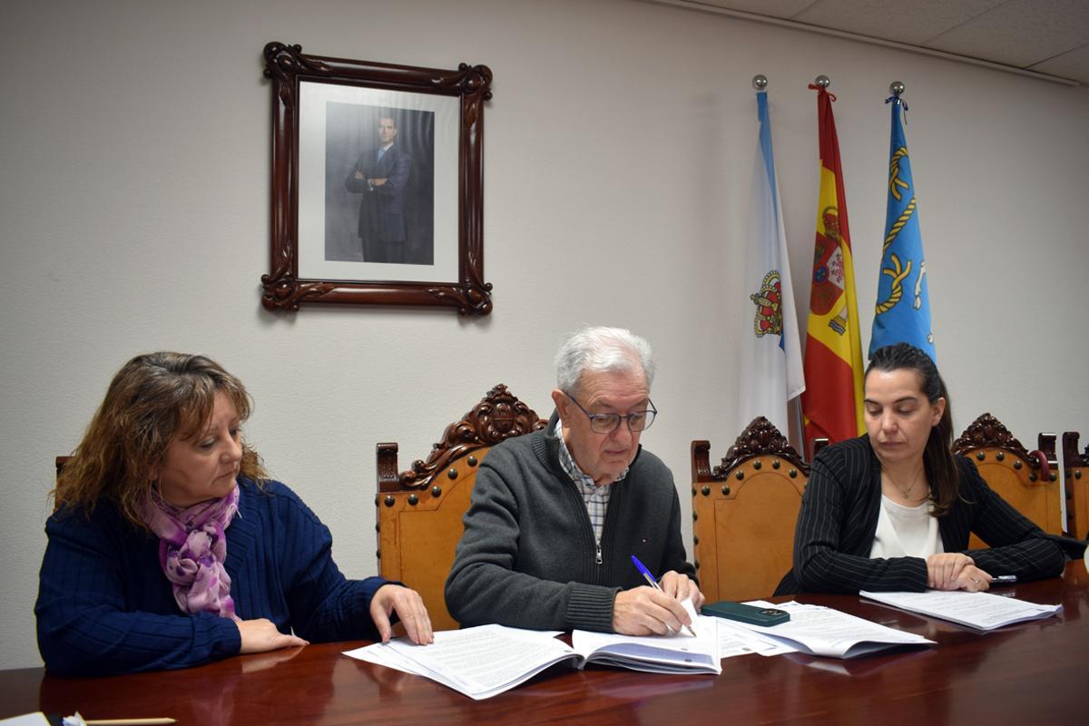 Momento en que el alcalde firma el acuerdo.