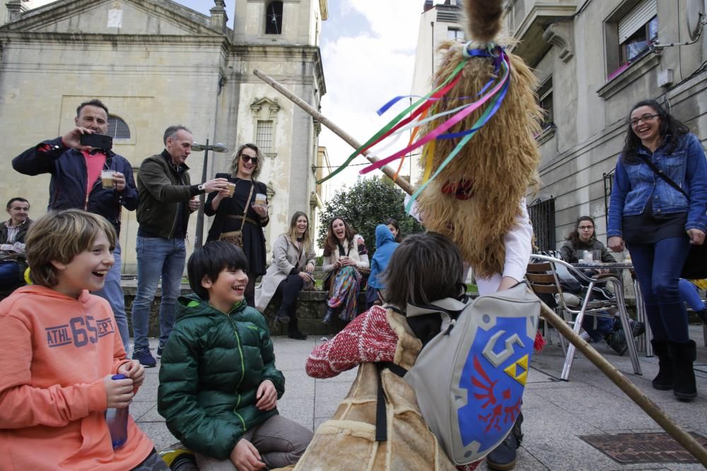 Desfile en Pola de Siero para celebrar los Güevos Pintos