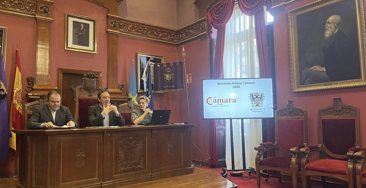 Carlos Paniceres y Alejandro Vega, en la presentación del balance de gestión del año de los servicios de la Antena Cameral. | Cedida a LNE