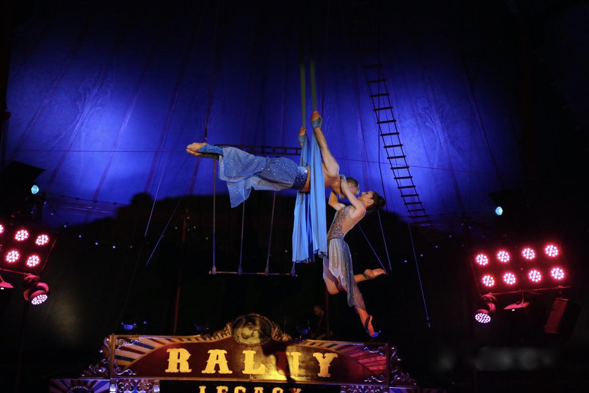 Kerry &amp; Jean Christophe Raluy, un toque de distinción en la tela acrobática.