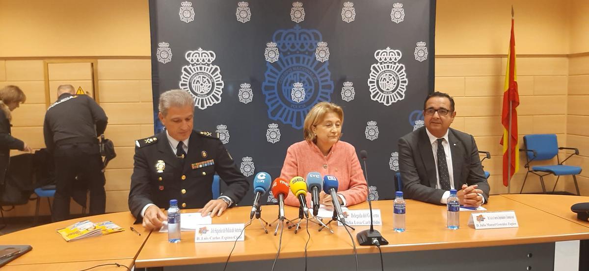 El Jefe Superior de la Policía Nacional en Asturias, Luis Carlos Espino; la delegada del Gobierno en Asturias, Delia Losa, y director general de Comercio del Principado, Julio González Zapico, ayer durante la presentación del Plan Comercio Seguro.