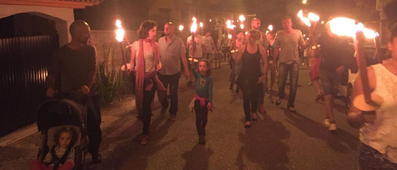 Subida al monte de A Peneda durante una pasada edición de la Festa dos Fachos.   // BEATRIZ CARRASCO