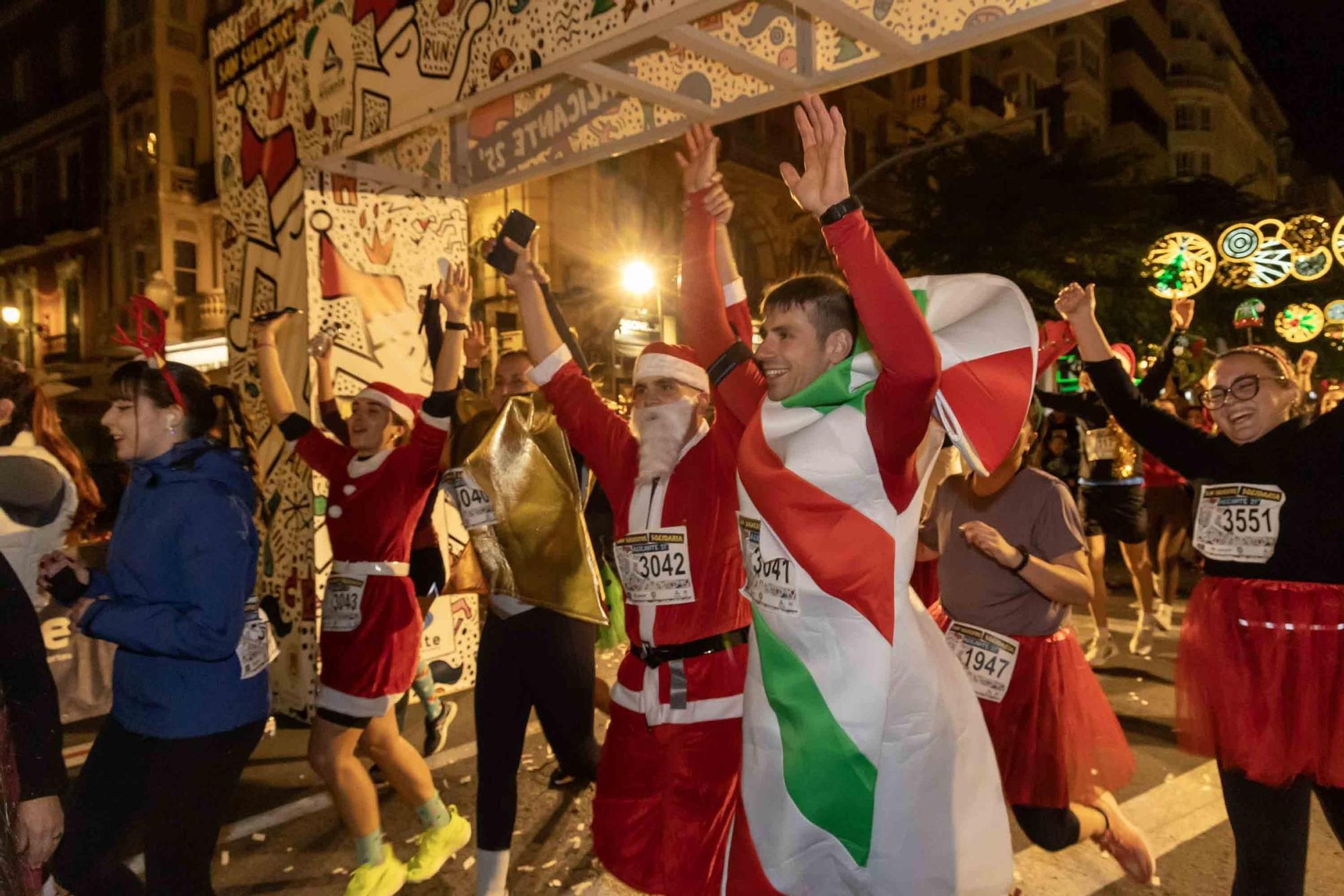 La San Silvestre de Alicante llena de colorido la ciudad