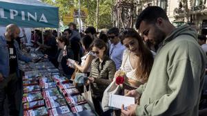 Ambiente en el Sant Jordi de 2023 en el paseo de Gràcia de Barcelona.