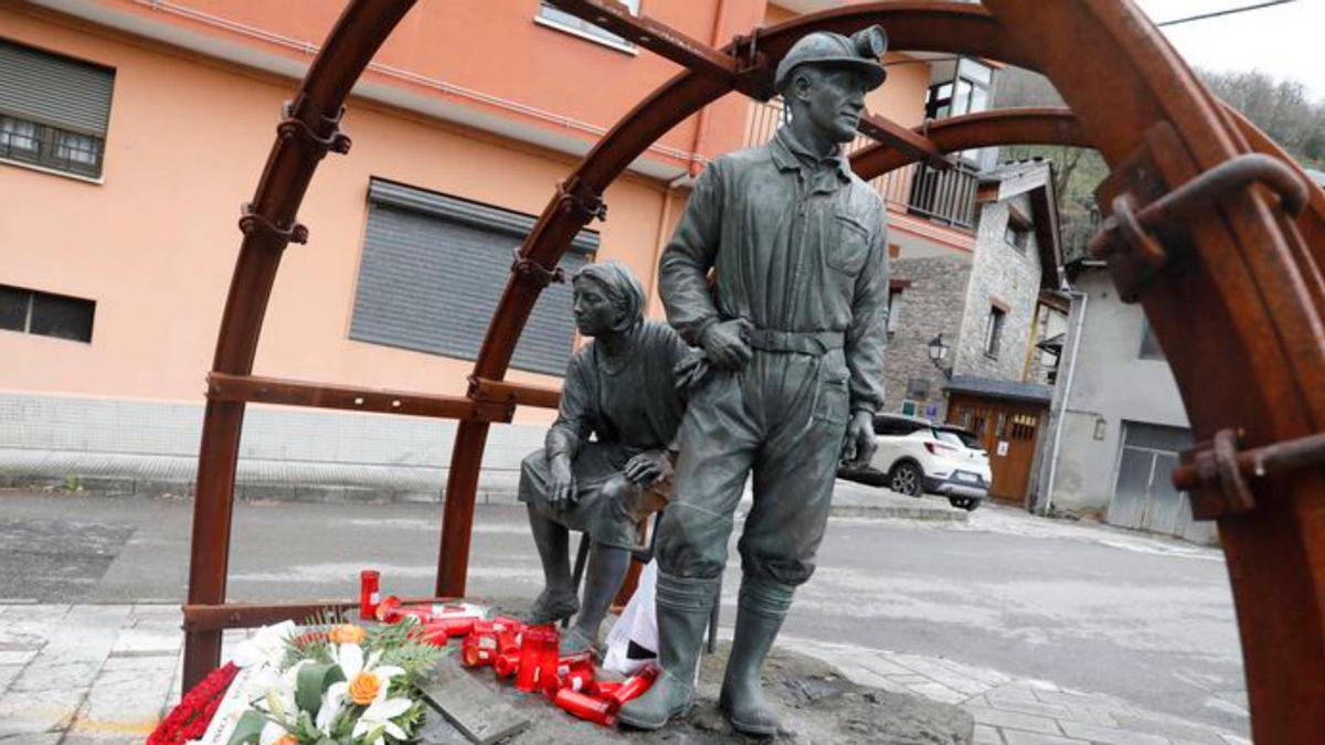 El «Monumento a los mineros», con una corona.
