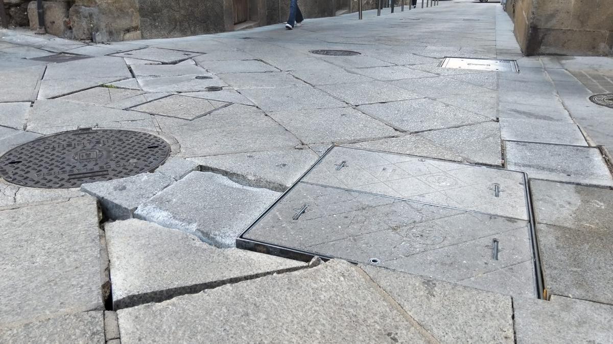 Pavimento en mal estado en la calle de Los Quesos de Plasencia.