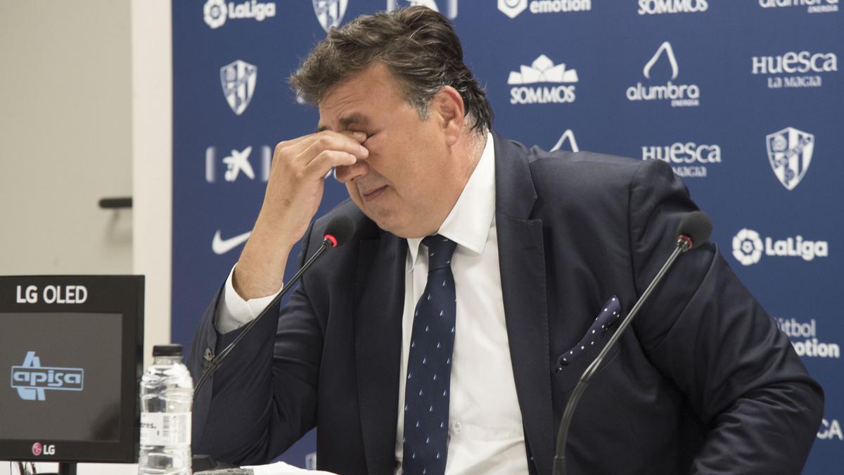 El presidente del SD Huesca Manuel Torres explica en rueda de prensa su dimisión como presidente del equipo