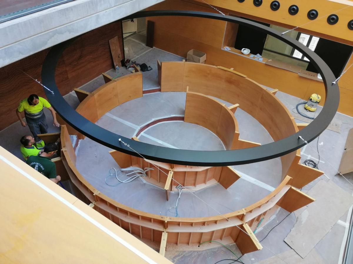 La sala de plenos del Ayuntamiento de San Fernando (Cádiz), equipada con mobiliario realizado por la empresa Bois Maisson.
