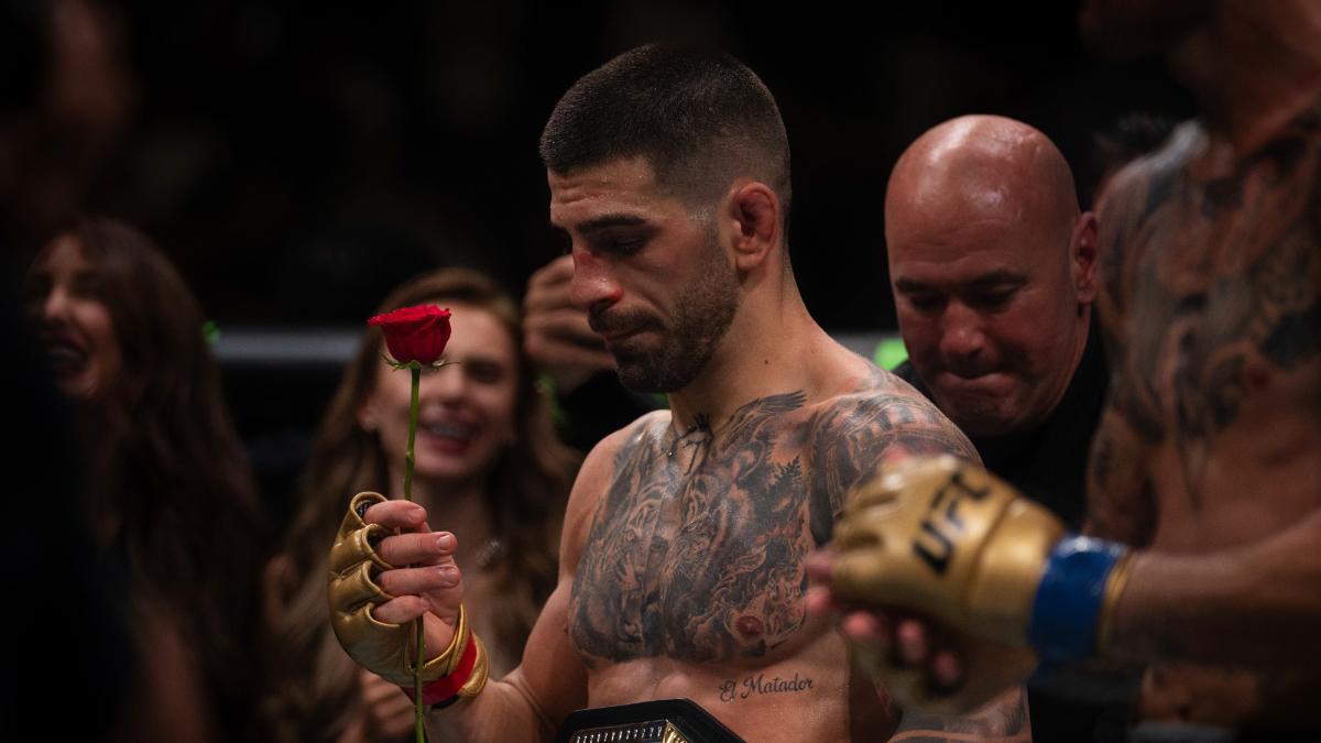 Ilia Topuria sostiene su ya icónica rosa tras vencer a Holloway en el UFC 308