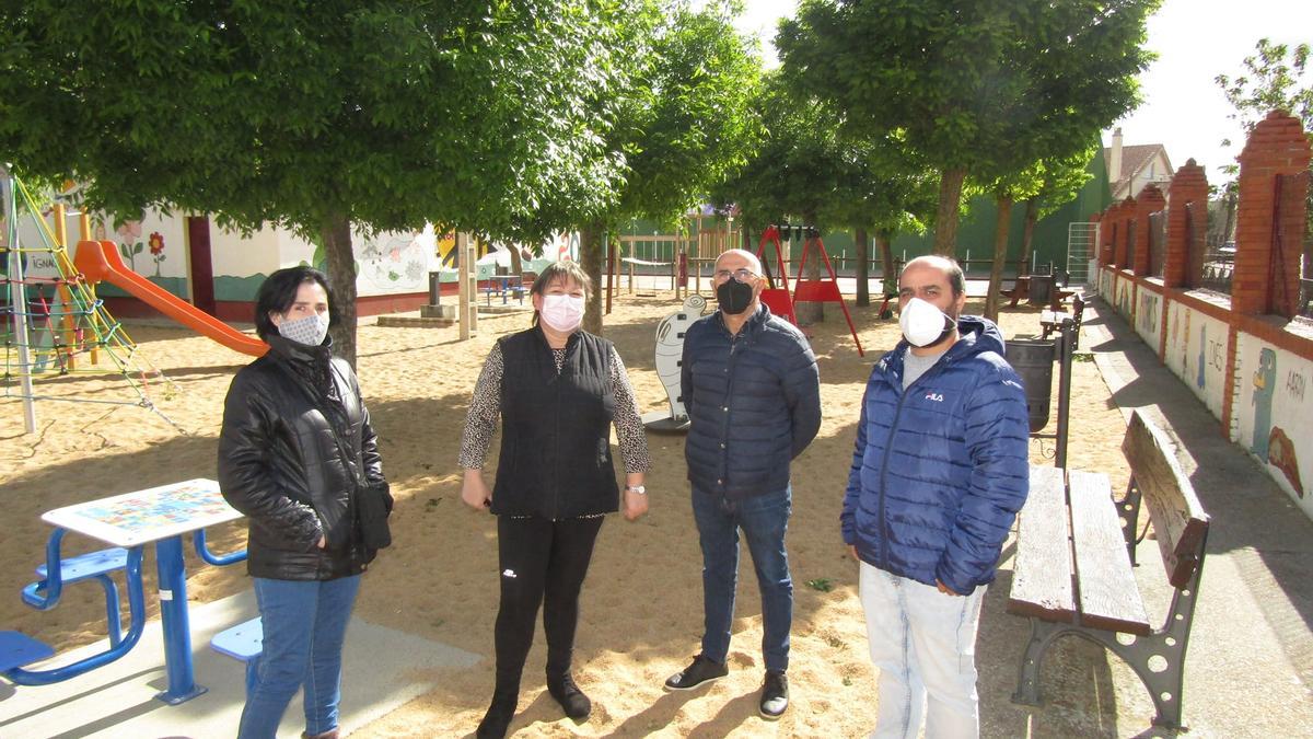 Inma Gallego, Mª Ángeles Camarón, José Luis Salgado y Eduardo Folgado, en la visita al parque infantil