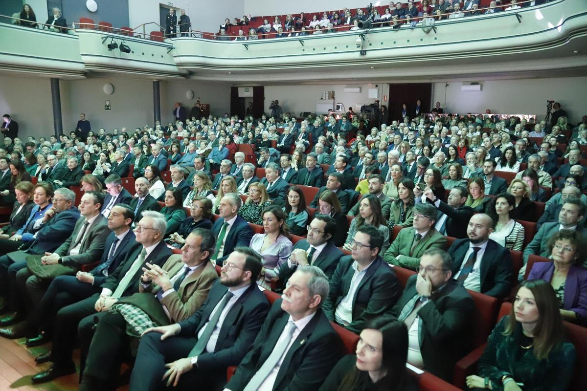 Imagen del patio de butacas del Teatro Góngora en la entrega de las Banderas de Andalucía en Córdoba.