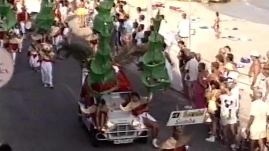 Imagen retrospectiva de 1988 del desfile de carrozas que tuvo lugar donde está el paseo marítimo.