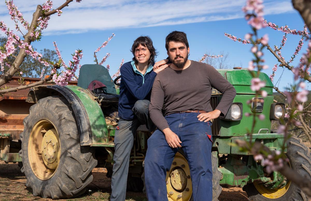Marta Valls y Pepe González, dos jóvenes de Hostalets de Pierola (Anoia) que acaban de empezar en la actividad agraria.