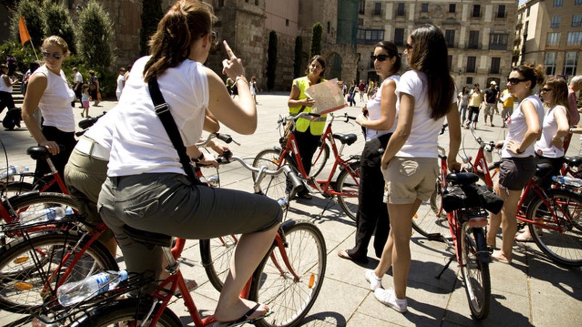 Turistas en la plaza de la Catedral, durante una visita guiada en bicicleta, en una imagen de archivo.