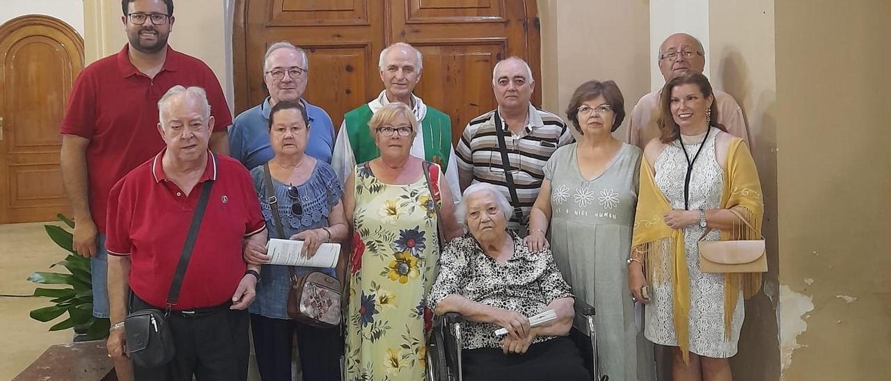 Aurelia, con falda negra, el día de la inauguración del Cristo de los Cautivos