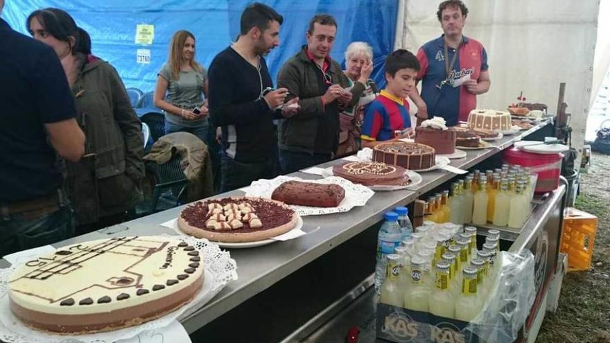 El jurado popular prueba las tartas de chocolate.