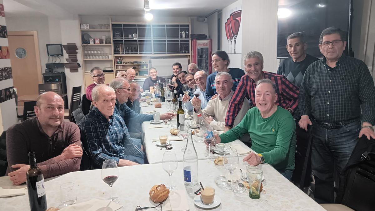 Parte de los asistentes a la cena