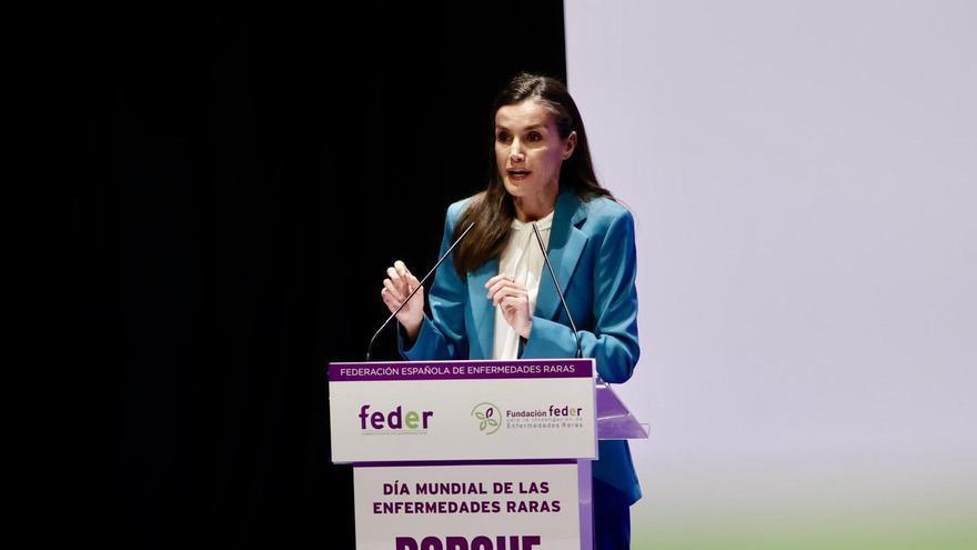 Letizia, emocionada, pone rostro asturiano a la lucha contra las enfermedades raras: Elena, sierense de 21 años que padece sanfilippo y la tenacidad de su madre