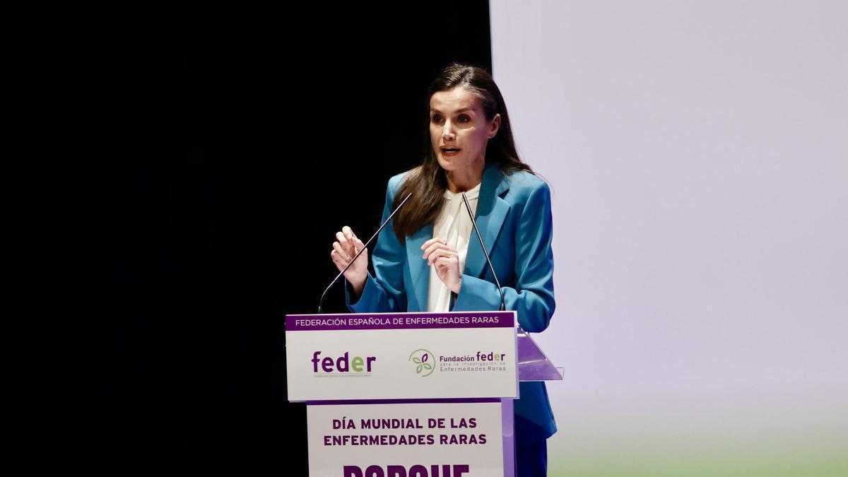 Letizia, emocionada, pone rostro asturiano a la lucha contra las enfermedades raras: Elena, sierense de 21 años que padece sanfilippo y la tenacidad de su madre