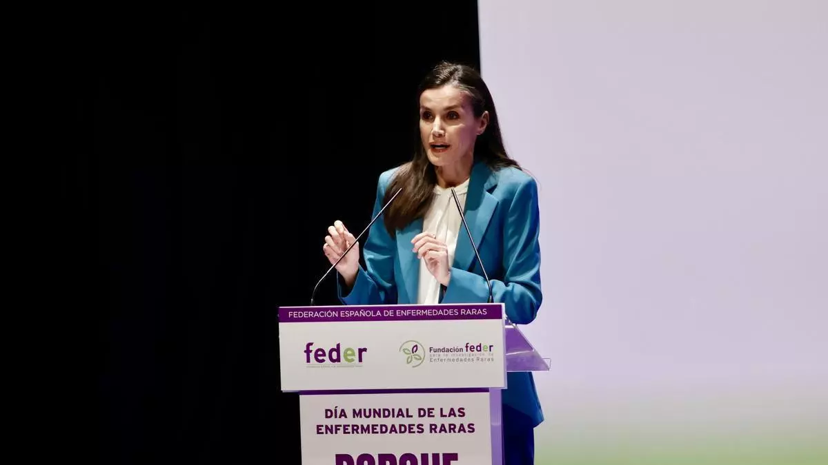 Letizia, emocionada, pone rostro asturiano a la lucha contra las enfermedades raras: Elena, sierense de 21 años que padece sanfilippo y la tenacidad de su madre