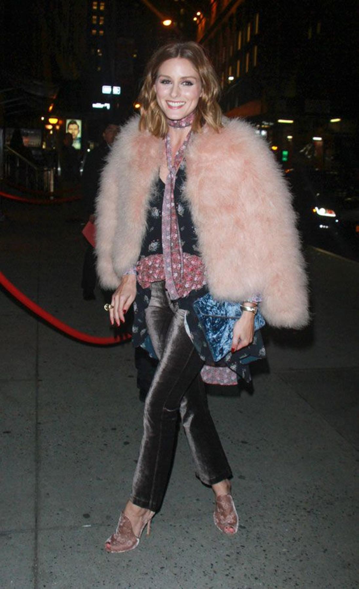 Olivia Palermo con abrigo de pelo y camisa de Rebecca Minkoff