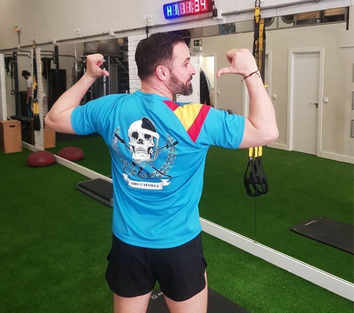 Santiago Abascal luce una camiseta no oficial de los antidisturbios de la Guardia Civil en una foto que se hizo el año pasado en el gimnasio.