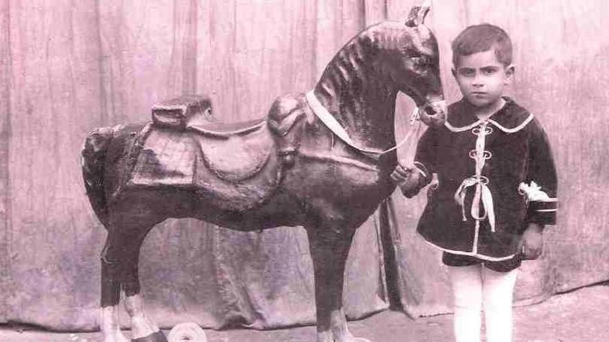 Una familia dona a Dénia un caballo de juguete de 1915 y un carrito de los años 40