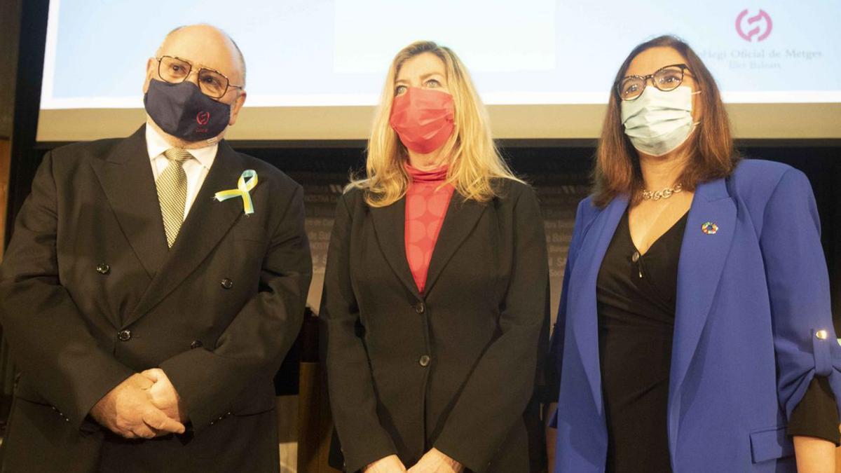 José Manuel Valverde, Patricia Gómez y Manuela García ayer en el evento. | GUILLEM BOSCH