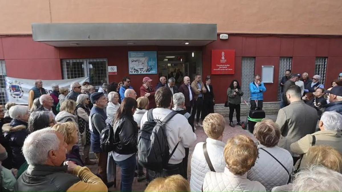 Los vecinos de San Gabriel se concentran por la falta de médicos