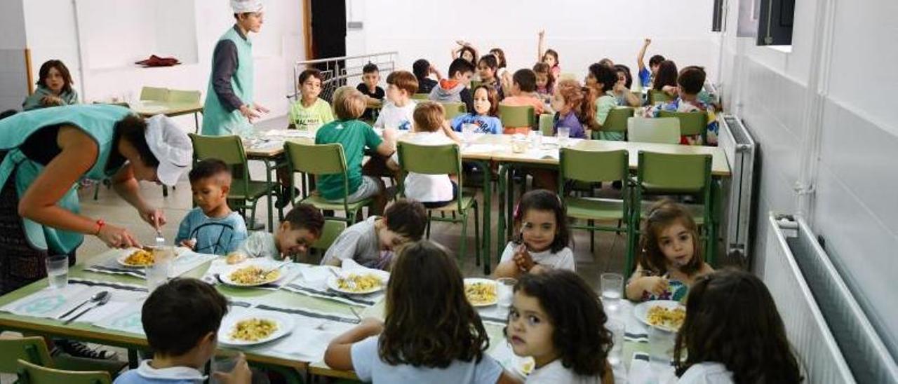 Los comedores escolares doblan los turnos al recuperar las cifras  anteriores a la pandemia - Faro de Vigo