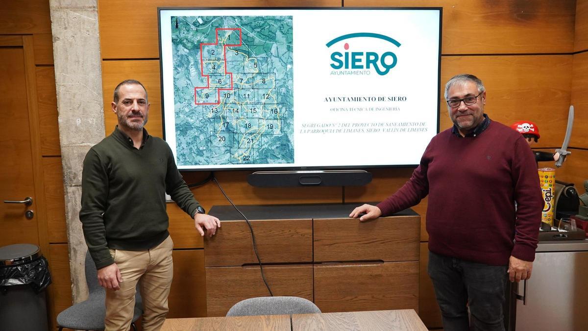 Ángel García y Pergentino Martínez, con la portada del proyecto de saneamiento proyectada en la pantalla, este viernes, en el Ayuntamiento.