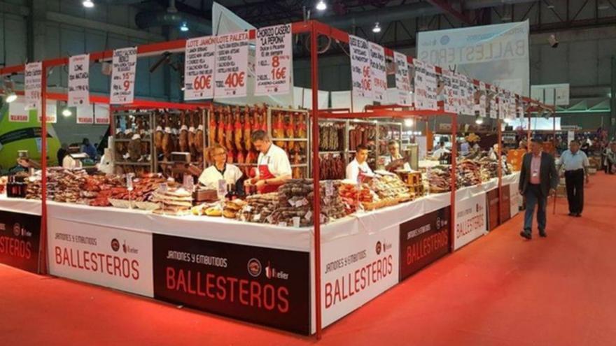 Productos de Embutidos Ballesteros en una feria.