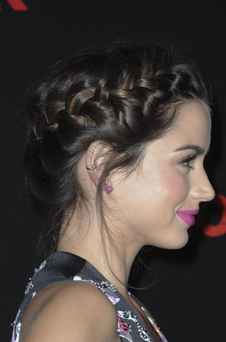 Ana de Armas con trenza de raíz en el estreno de 'Knock Knock' en Los Ángeles