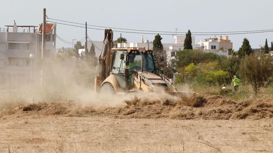 Obras previas a la excavación arqueológica de los terrenos del hospital que fue ejecutada, parcialmente, el pasado verano. | J. A. RIERA