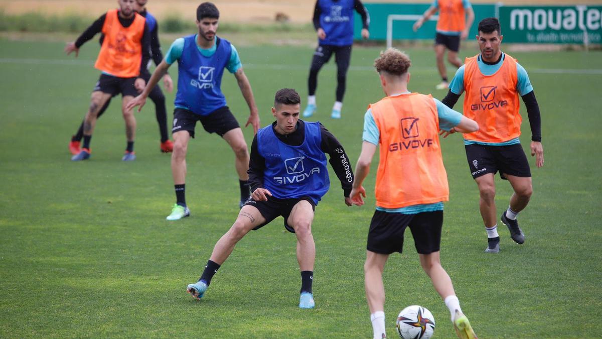 Rafa Castillo, de frente, en la sesión de entrenamiento del Córdoba CF hoy.