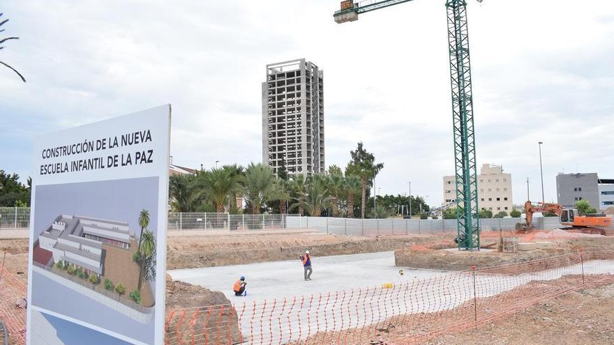 Empleados de la construcción trabajan en la obra en una foto de archivo.