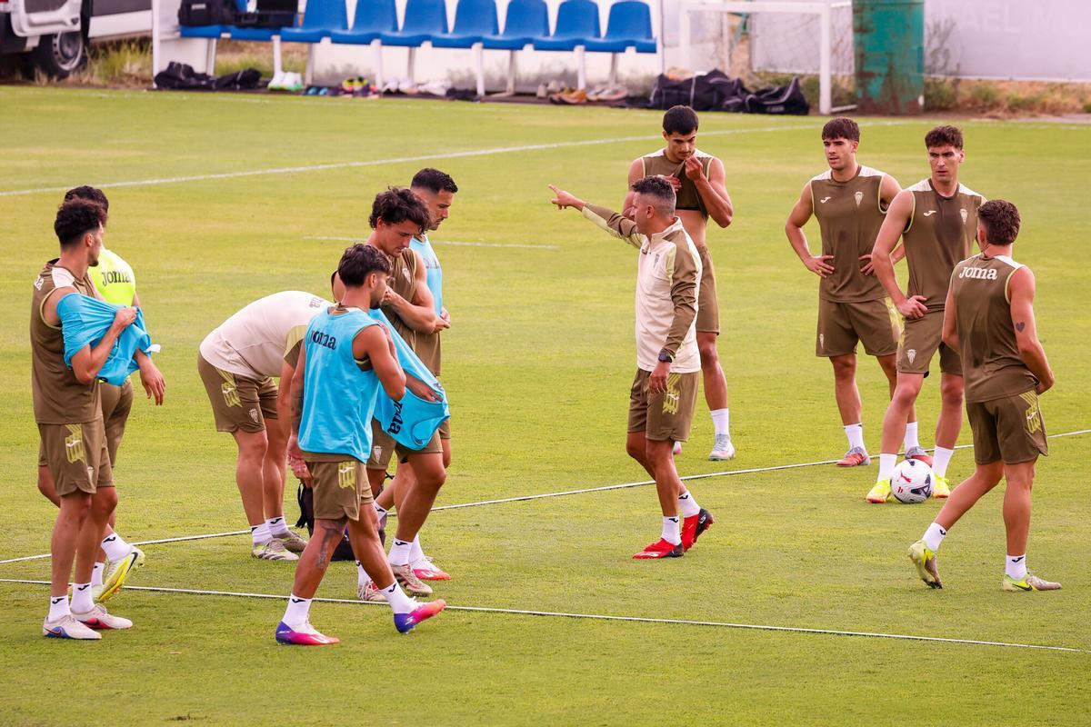 Córdoba. Ciudad Deportiva. Entrenamiento del Córdoba CF a puerta abierta con aficionados