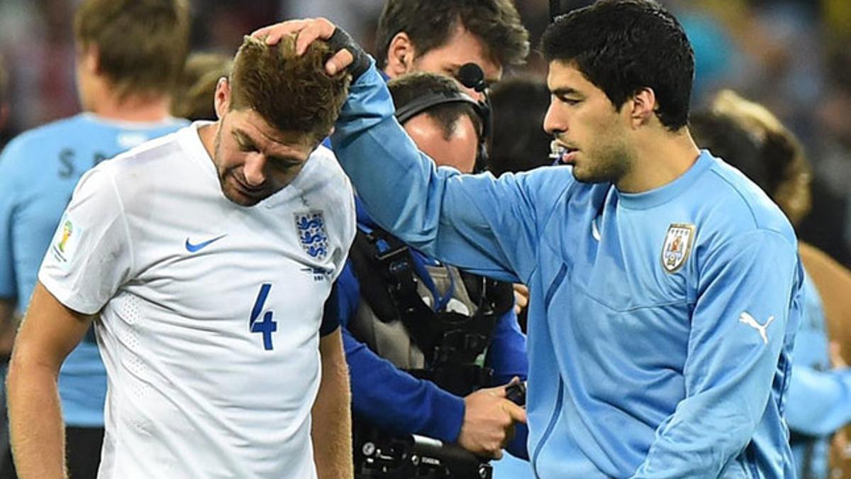 Luis Suárez, animando a Gerrard tras el Inglaterra-Uruguay del Mundial