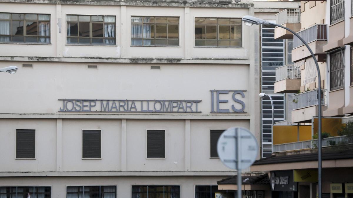 Fachada exterior del IES Josep Maria Llompart.