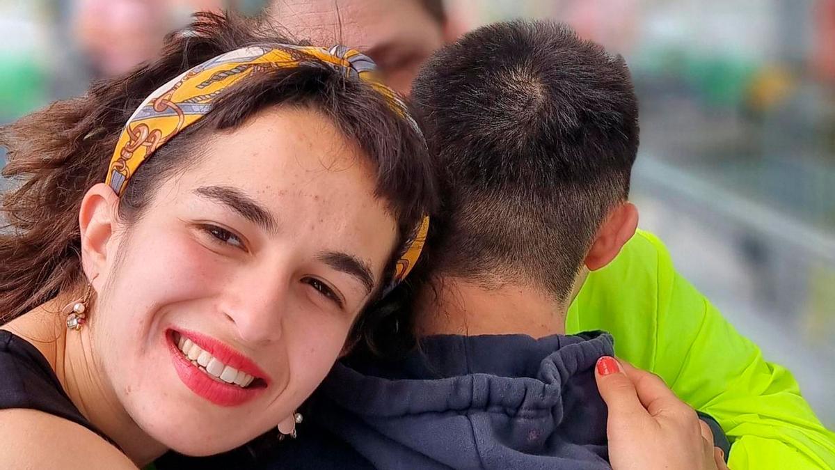 Claudia, de la Asociación Fraternidad, abrazando a un niño.