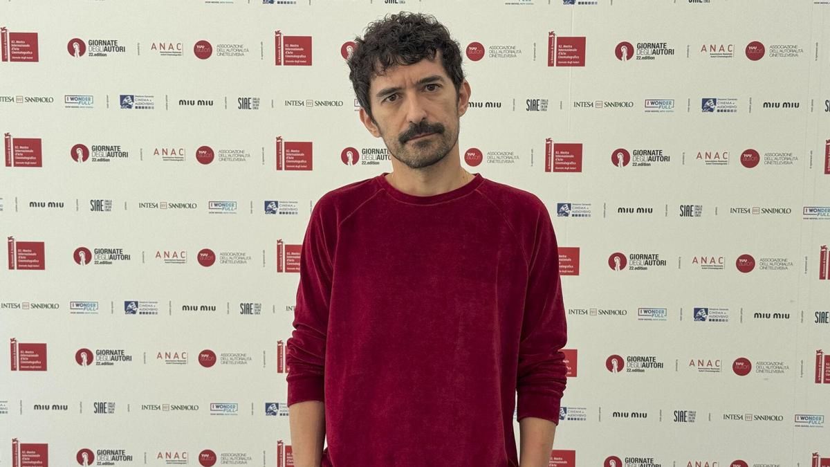 El catalán Gabriel Azorín debuta en Venecia desmontando la masculinidad: "Los hombres pasamos mucho tiempo juntos, pero no nos decimos lo que realmente nos importa o nos da miedo"